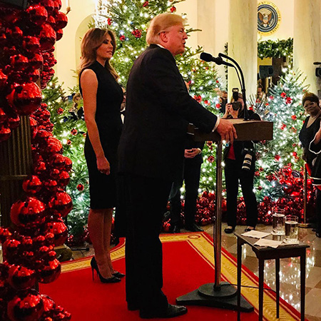 Дональд и Мелания Трамп устроили рождественскую вечеринку в Белом доме новости