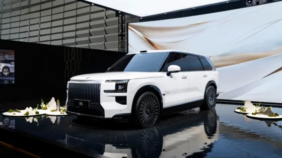 Замена Rolls-Royce Cullinan и Range Rover с адаптивной подвеской, клиренсом 288 мм и разгоном до 100 км/ч за 3 с. Салон Zeekr 9X показали на официальных фото