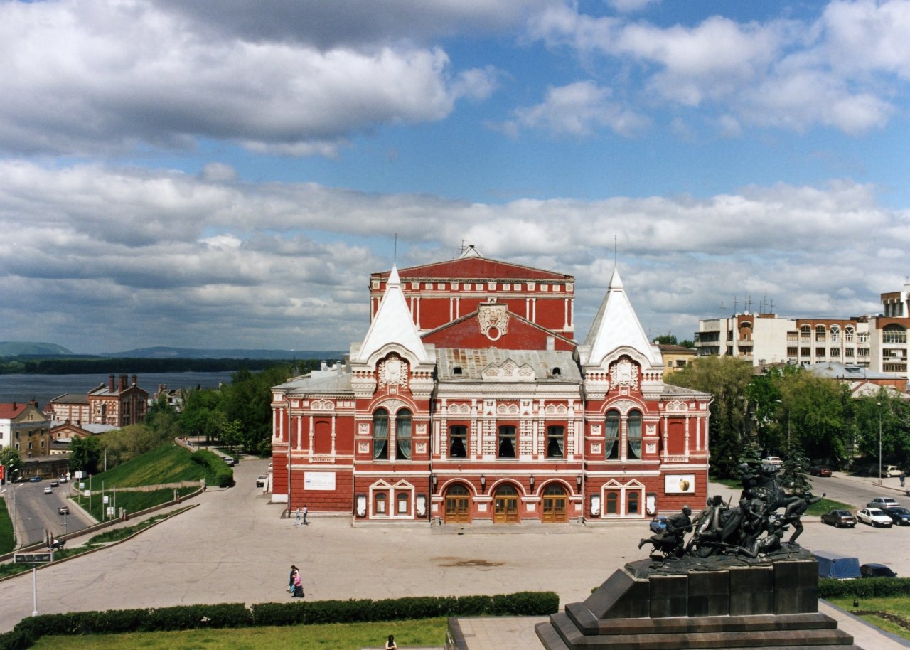 Театр драмы самара. Драмтеатр Самара. Сквер драмтеатр Самара. Вечерняя Самара драмтеатр. Драм театр Самары фото.