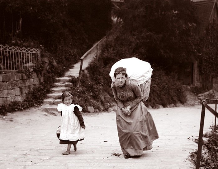 Женщина с тяжелой корзиной. Место съемки неизвестно ХХ век, винтаж, восстановленные фотографии, европа, кусочки истории, путешествия, старые снимки, фото