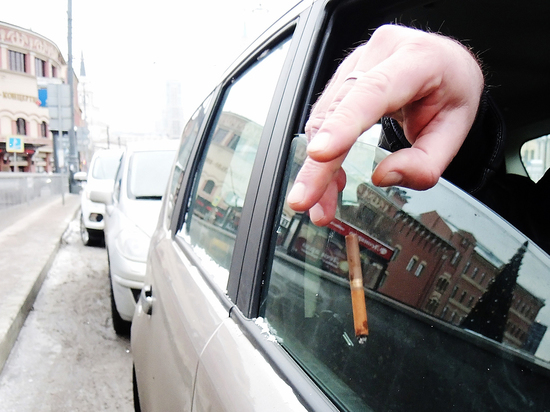 «Курит? и что?»: полиция по-прежнему разрешает бросать «бычки» из машин