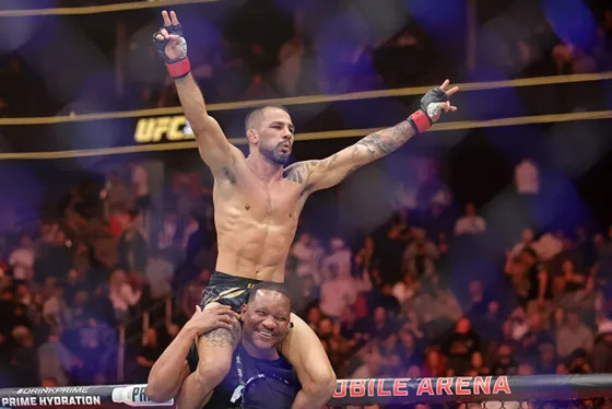 Чемпион UFC еще недавно работал курьером. 18 тысяч доставок и максимальный рейтинг!