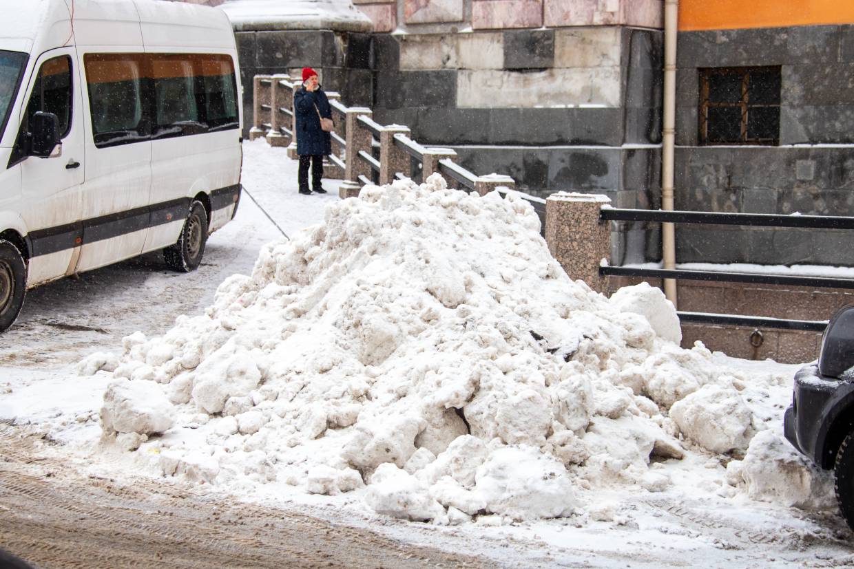 Какой-то бардак: москвичи сравнили уборку снега в Петербурге и в столице Общество