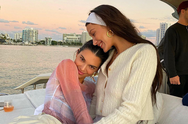 Друзья, яхта и закат: Кендалл Дженнер и Белла Хадид вместе отдыхают в Майами