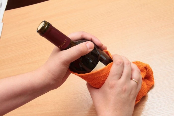 Как открыть вино, если под рукой нет штопора