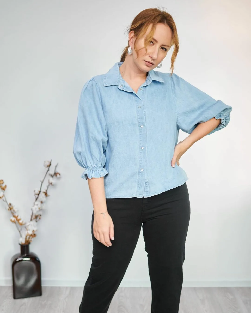 15 осенних образов с джинсовой рубашкой для женщин 50+