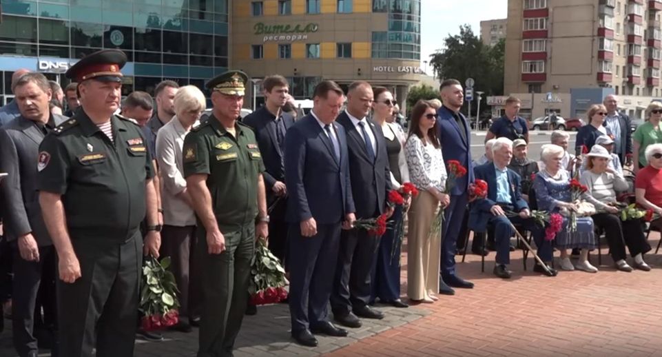 Ребенок возлагает цветы к вечному огню рисунок