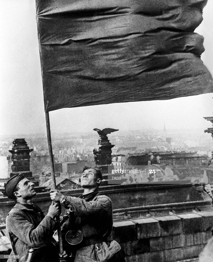 Фото с водружением знамени победы над рейхстагом