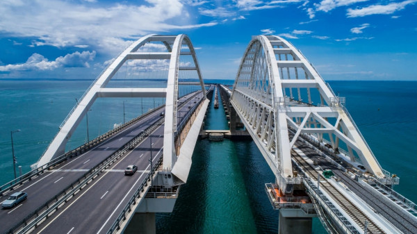 Сколько туристов добирается по Крымскому мосту и безопасно ли это?