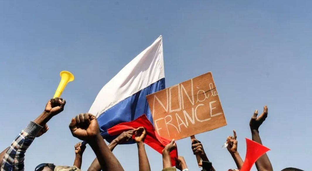 Такие антифранцузские и пророссийские митинги проходят сейчас по всей Центральной и Западной Африке. Фото AFP