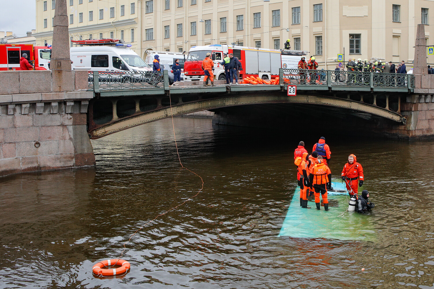 В Санкт-Петербурге автобус с пассажирами внезапно рухнул с моста в Мойку - есть погибшие