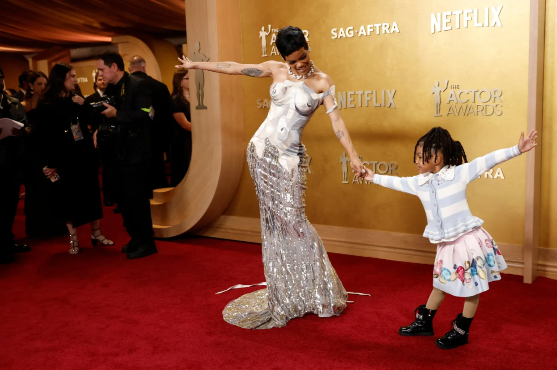 В «голом» платье и с 5-летней дочерью: Тейяна Тейлор на премии Actor Awards 2026 Тейлор, Шамперт, звезда, Девочка, рассказала, 5летняя, битвой», «Битва, тысячами, Тейяна, певица, Лучшая, более, дорожке, Тейяны, которая, дочери, Гильдии, актрисы, помогла