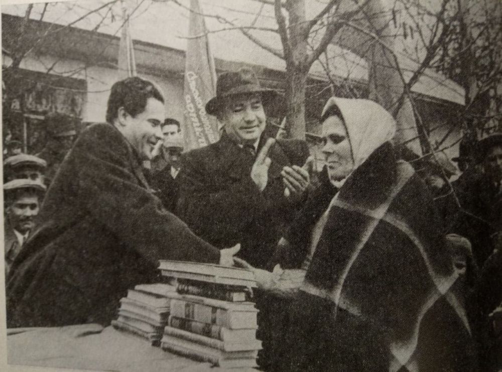 Поэт П. Воронько передает книги для библиотеки колхоза Новомилятинского района Львовщины, 1950