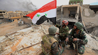 Сирийские военнослужащие с флагом. Архивное фото