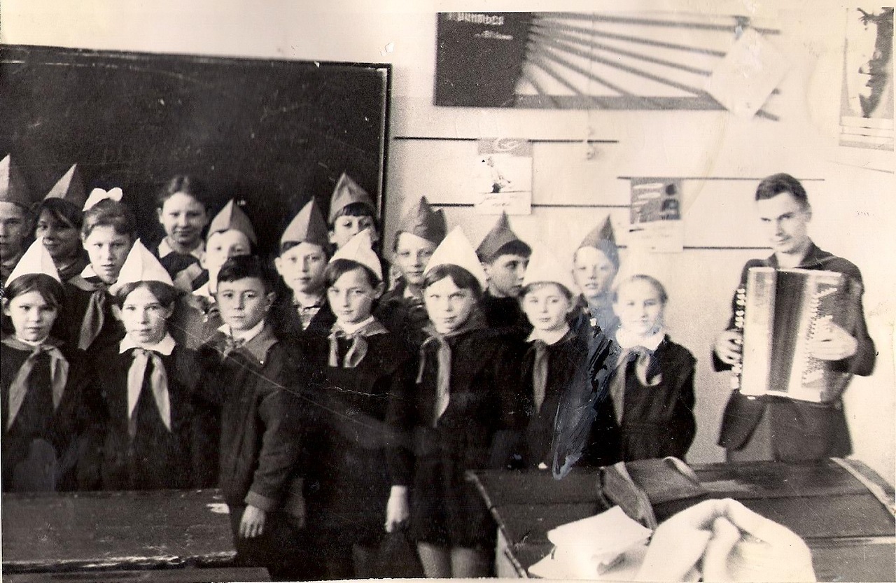 1970 год. Пионеры 5 классов проводят сбор, посвящённый 100-летию со дня рождения В.И. Ленина