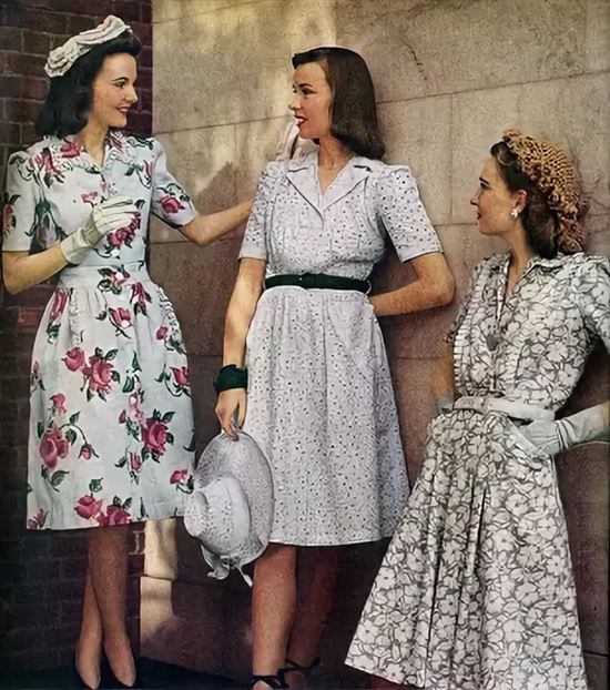 Платья в цветочек были трендом в 1950-е. /Фото: krasivyieplatya.ru