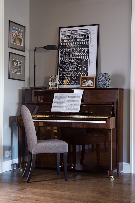 Яркая московская трёшка, обустроенная по принципу русской усадьбы интерьер и дизайн