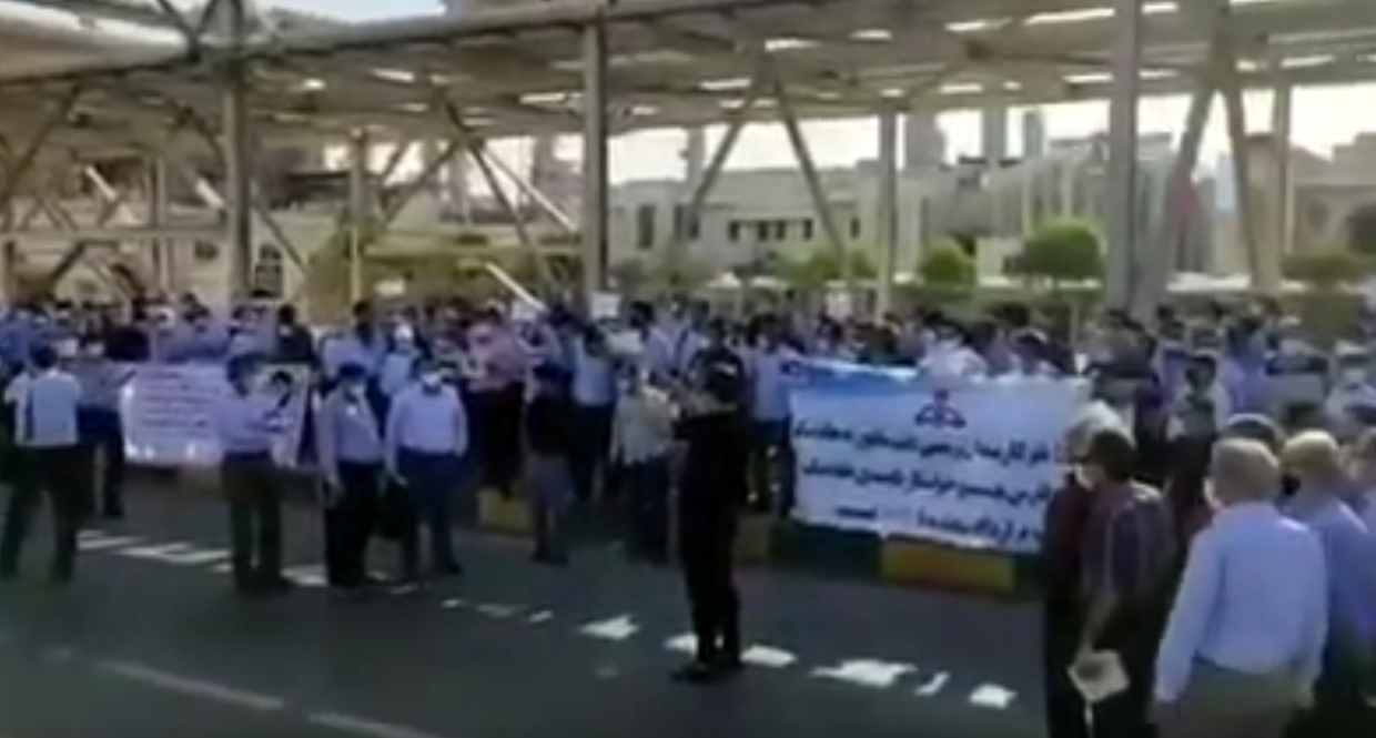 Иранские нефтяники объявили забастовку из-за низких зарплат
