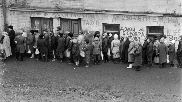  Огромные очереди выстраивались за алкоголем — это массово началось после объявление Горбачевым антиалкогольной компании. Примерно тогда же у пролетариев вошла в моду привычка пить Тройной одеколон и парфюмерные изделия - нормального алкоголя было просто не купить.