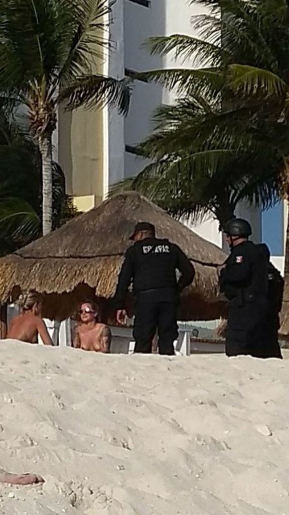 Троих мексиканских полицейских отстранили от службы за фото с туристками мексика, полицейский, турист, фото