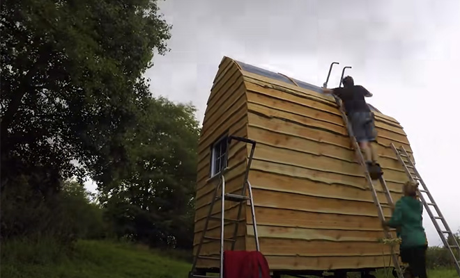 Хижина в лесу: мужчина построил полноценный дом из деревянного мусора Хижина в лесу: мужчина построил полноценный дом из деревянного мусора Культура