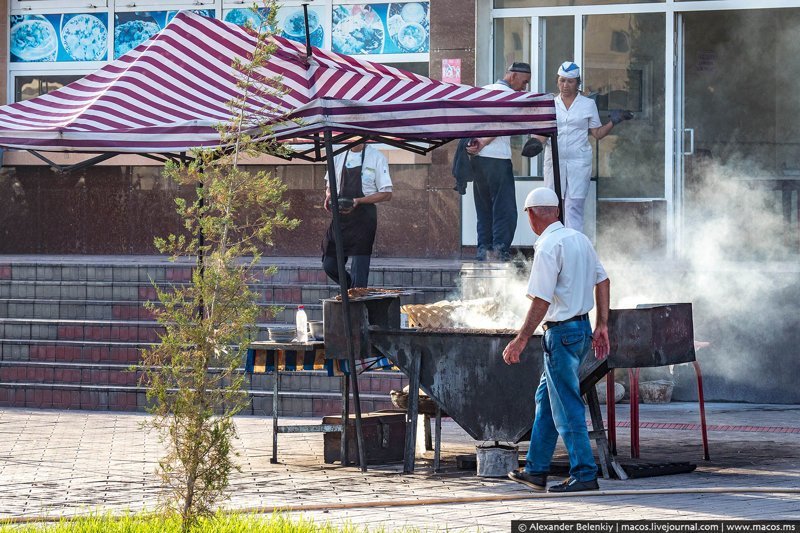  По скорости обслуживания чайхана сравнится с фаст-фудом, да и смысл примерно как в Макдоналдсе, булки и мясо. Но в чайхане гораздо вкуснее! еда, путешествия, своими руками, факты