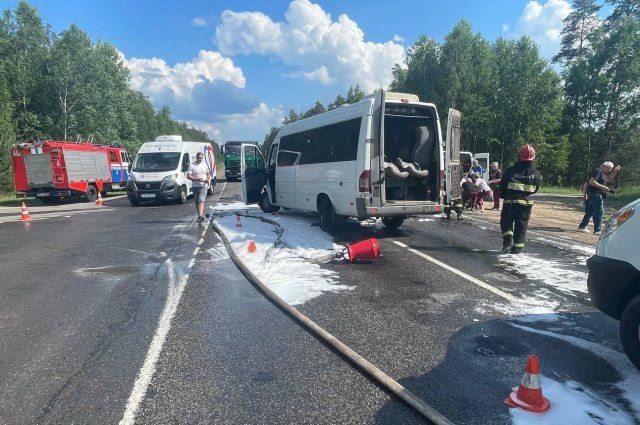 13 человек пострадали при столкновении маршрутки с трактором под Бобруйском.