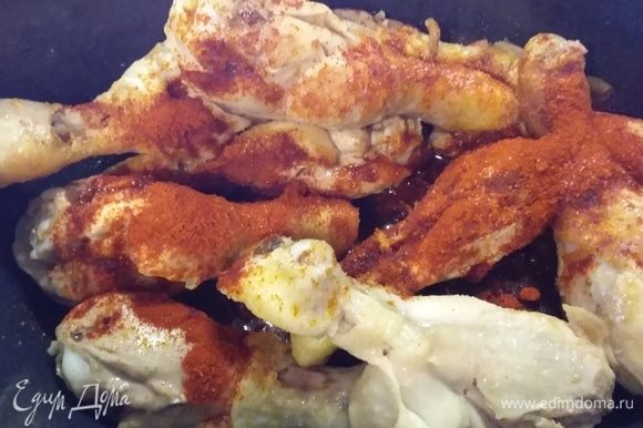 В кастрюле с толстым дном разогреть масло и обжарить кусочки курицы со всех сторон до золотистого цвета. Всыпать порошок красной сладкой паприки и соль. По желанию можно добавить щепотку острой паприки. Обжарить полминуты.