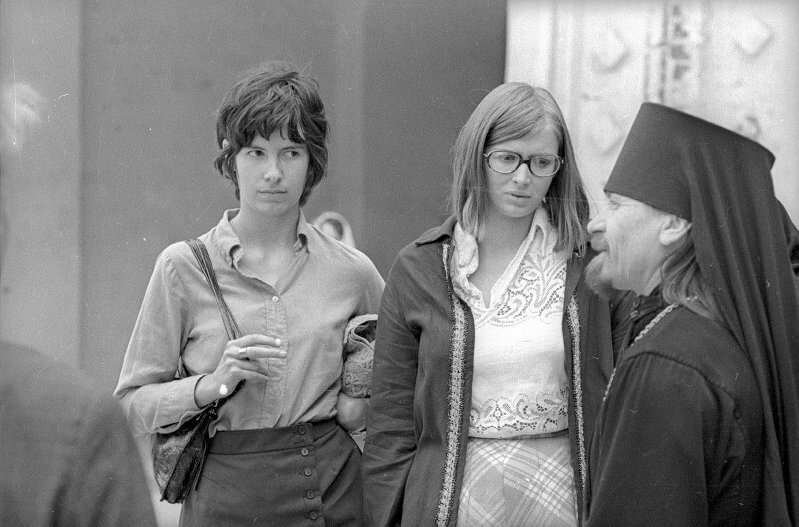 Девушки и священнослужитель
Виктор Ершов, июль 1970 года, МАММ/МДФ.