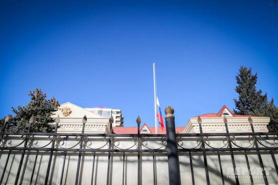 Автомобиль посольства России в Баку попал в ДТП