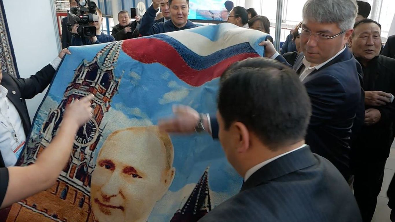 Глава Бурятии Цыденов купил ковер с портретом Путина на выставке в Улан-Удэ