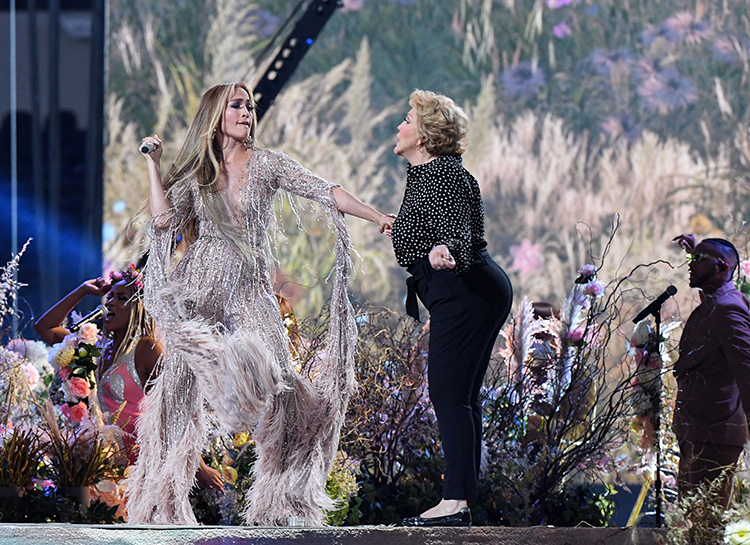 Дженнифер Лопес с мамой, принц Гарри без Меган Маркл и другие звезды на концерте Vax Live в Лос-Анджелесе Дженнифер Лопес с мамой, принц Гарри без Меган Маркл и другие звезды на концерте Vax Live в Лос-Анджелесе Звезды,Новости о звездах