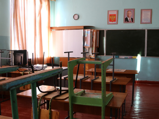 Учителя показали чиновникам квитки с нищенскими зарплатами