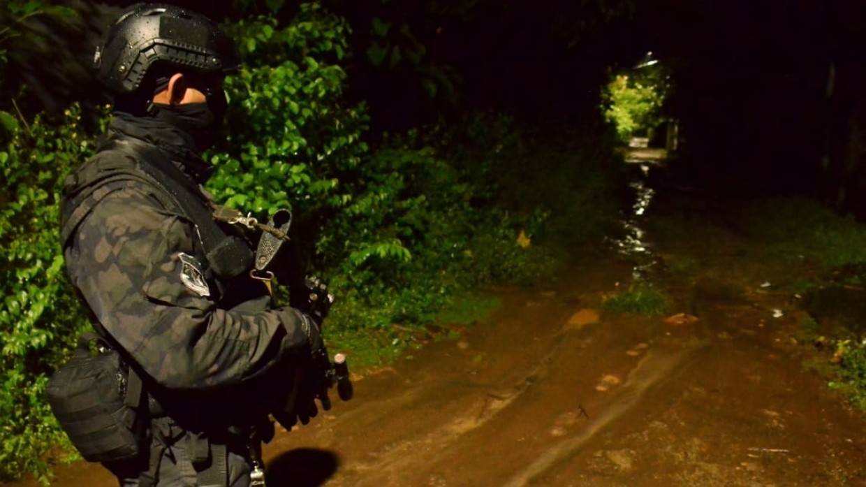 Военный самолет с сыном главы Минобороны Сальвадора на борту разбился в прибрежной зоне