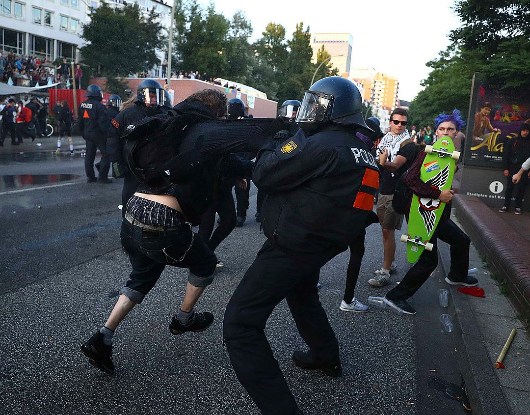По данным на утро пятницы в ходе беспорядков арестовано 44 человека Фото: REUTERS