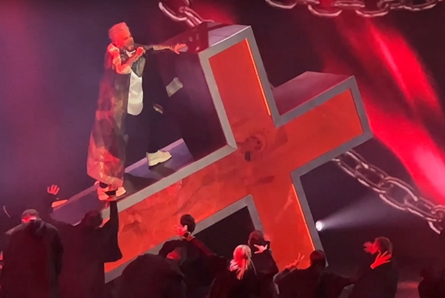 В РПЦ раскритиковали выступление Филиппа Киркорова с крестом. Певец удалил все записи из Instagram*