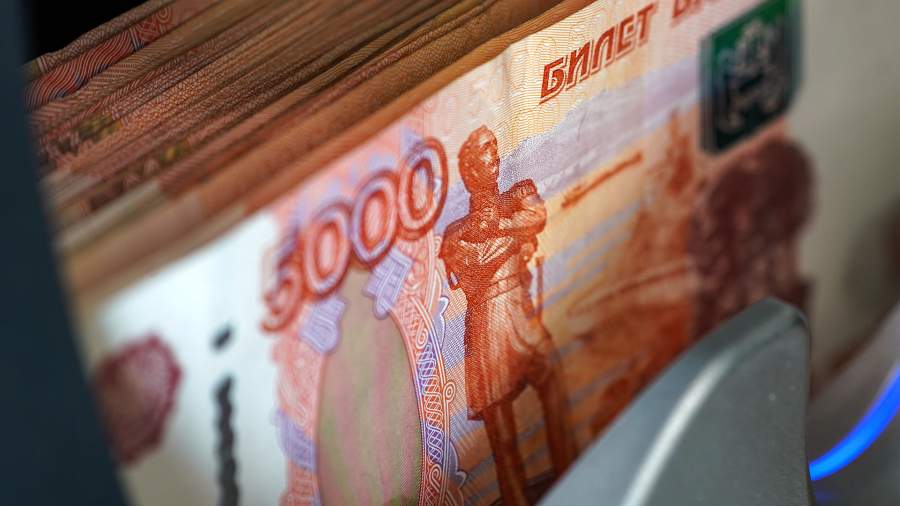Сдержать курс: рублю спрогнозировали ослабление к осени до 95 за доллар