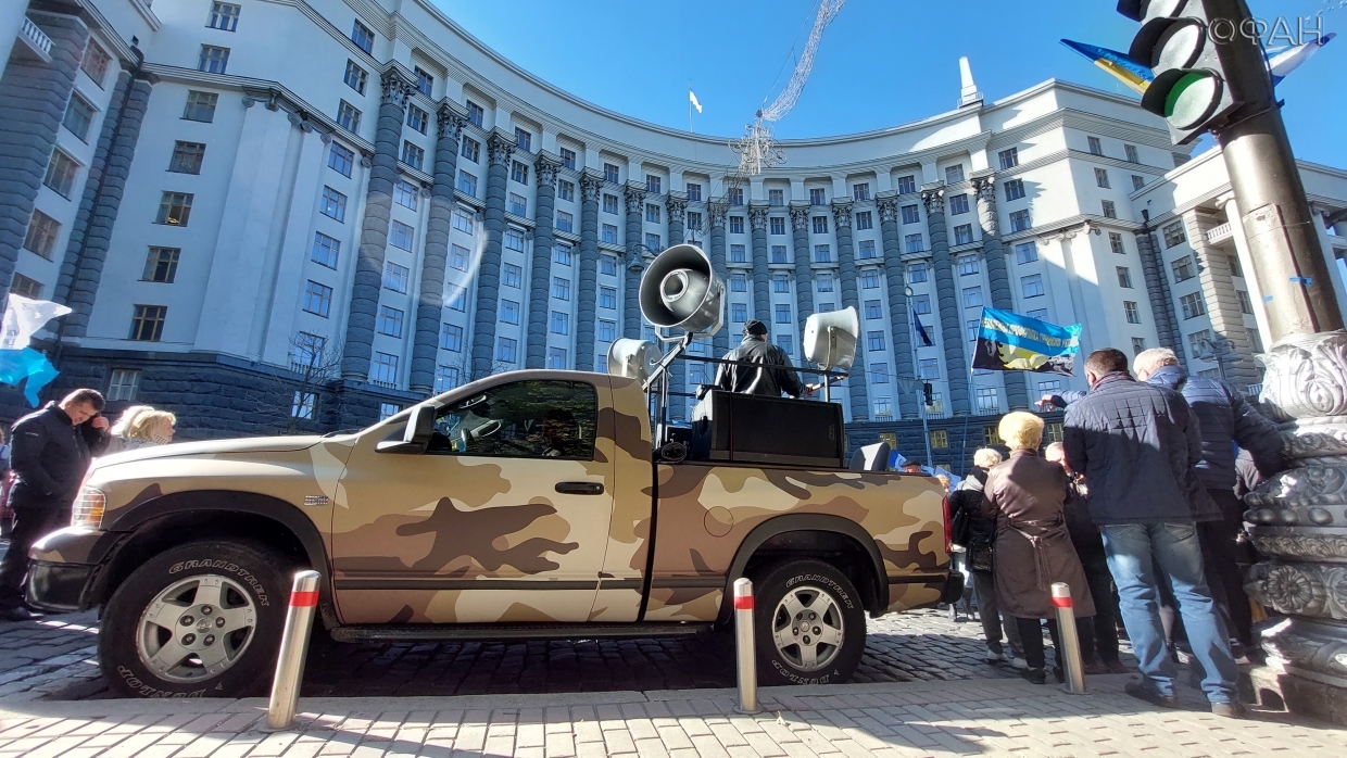 Профсоюзы Украины вышли на протест у кабмина: «Зеленский, хватит унижать и обманывать свой народ»