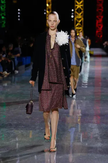 Неделя моды в Париже: Марго Робби (с каре), Кайли Миноуг, Лили-Роуз Депп и Ольга Карпуть среди гостей, российские модели — на подиуме на показе Chanel Chanel, показе, осеньзима, Кайли, Париже, Миллер, Евсеева, Берзения, Images, Уинфри, ЛилиРоуз, подиум, Миноуг, Марго, новой, Робби, нулевых, 2026Адица, 2026Вика, Консани