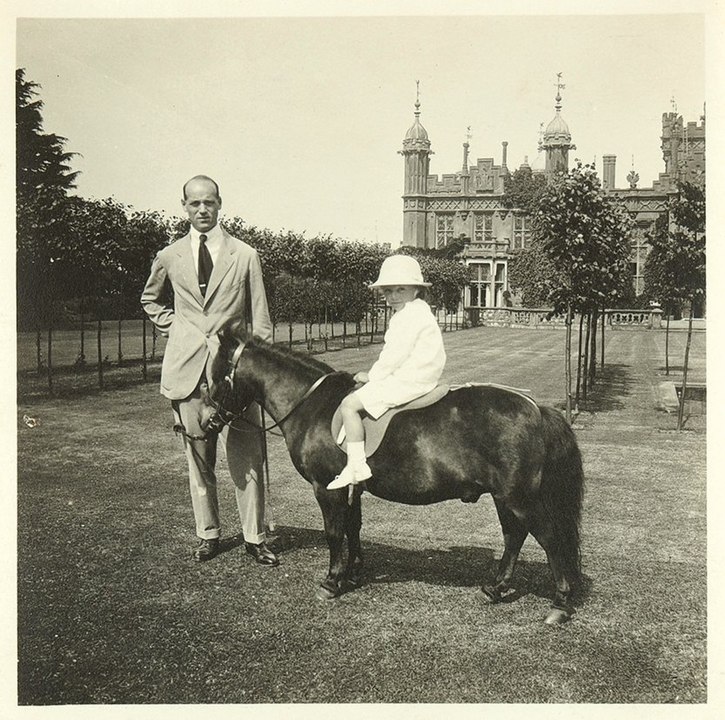 Великий князь с сыном в&nbsp;арендованном замке Небуорт-хаус, Англия, 1913 год. <br>