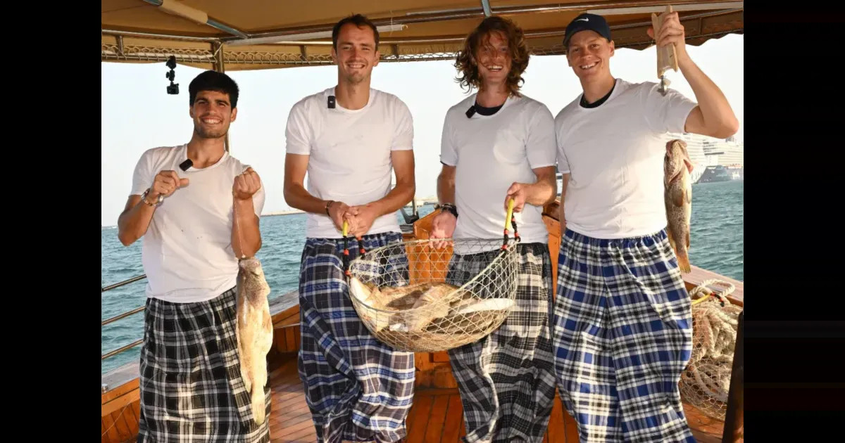 Андрей Рублёв, Даниил Медведев, Янник Синнер и Карлос Алькарас порыбачили вместе перед турниром в Дохе Андрей Рублёв, Даниил Медведев, Янник Синнер и Карлос Алькарас порыбачили вместе перед турниром в Дохе instagram (инстаграм),социальная сеть,Андрей Рублев,Брукс Надер,Даниил Медведев,карлос алькарас,Стефанос Циципас,янник синнер