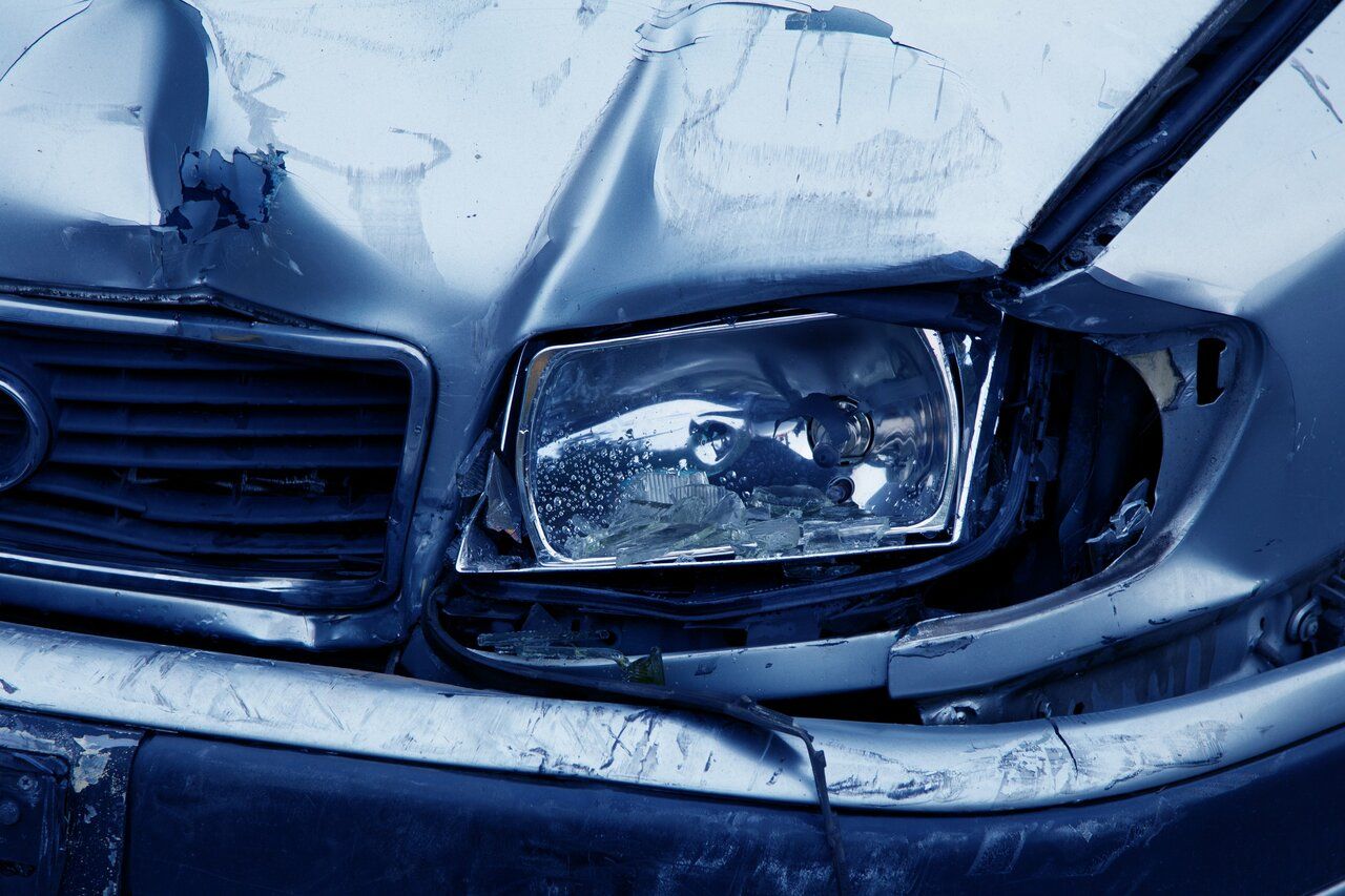 Лобовое столкновение Toyota Corolla и грузовика произошло в Южно-Сахалинске Происшествия