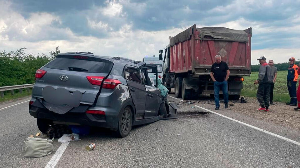 Три человека погибли на Кубани при столкновении легковушки и грузовика