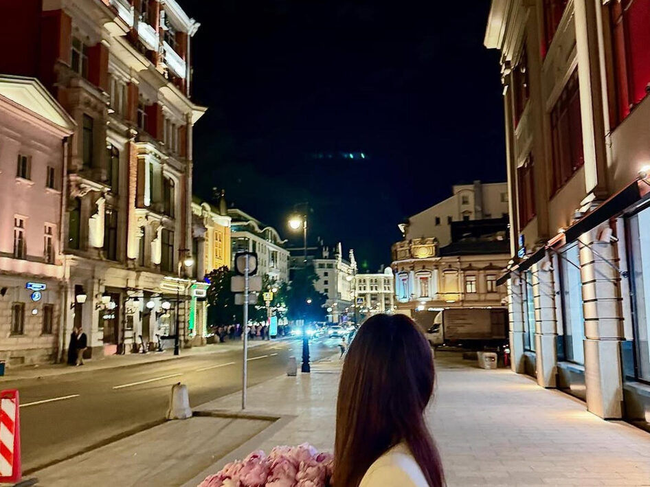   Фотографирую дочь на улице в Москве Катя Лель заметила загадочные огни в небе. Фото: соцсети