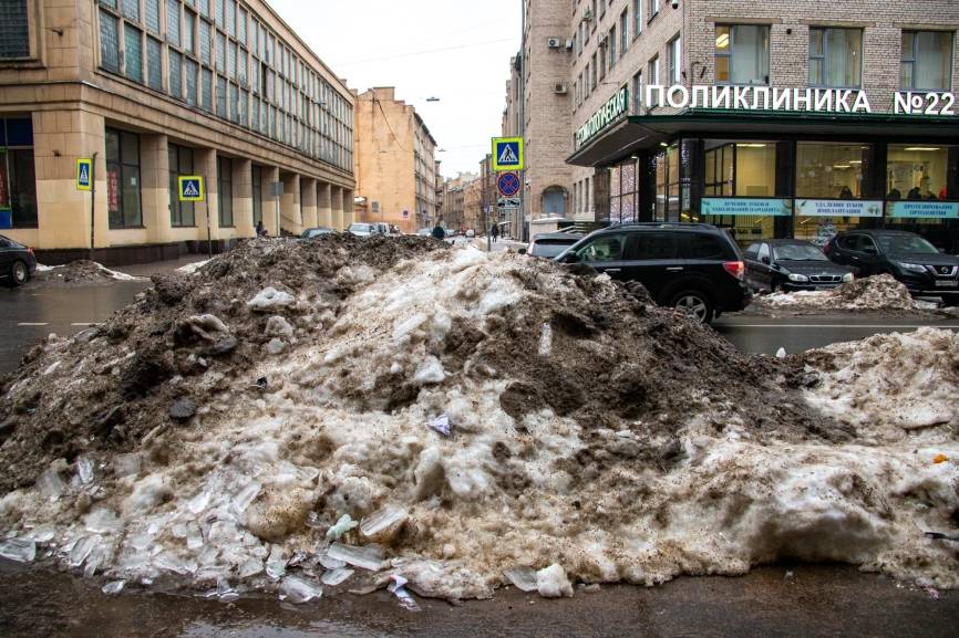 «Ледяная глыба упала в метре от меня»: иностранные гости пожаловались на неубранный снег в Петербурге