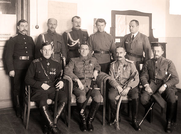 Сотрудники штаба (Колчак в нижнем ряду, второй слева)
