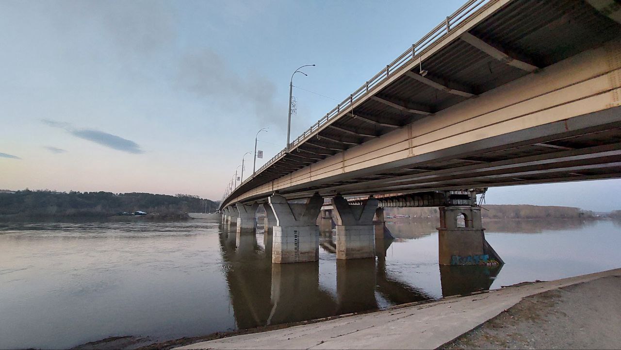 Река томь томск веб. Уровень воды в Томи в Новокузнецке. Томь Кемерово. Уровень воды река Томь в Новокузнецке. Томми Кемерово мост.