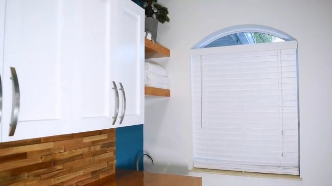 Легкие настенные полки со скрытой подвеской Легкие настенные полки со скрытой подвеской