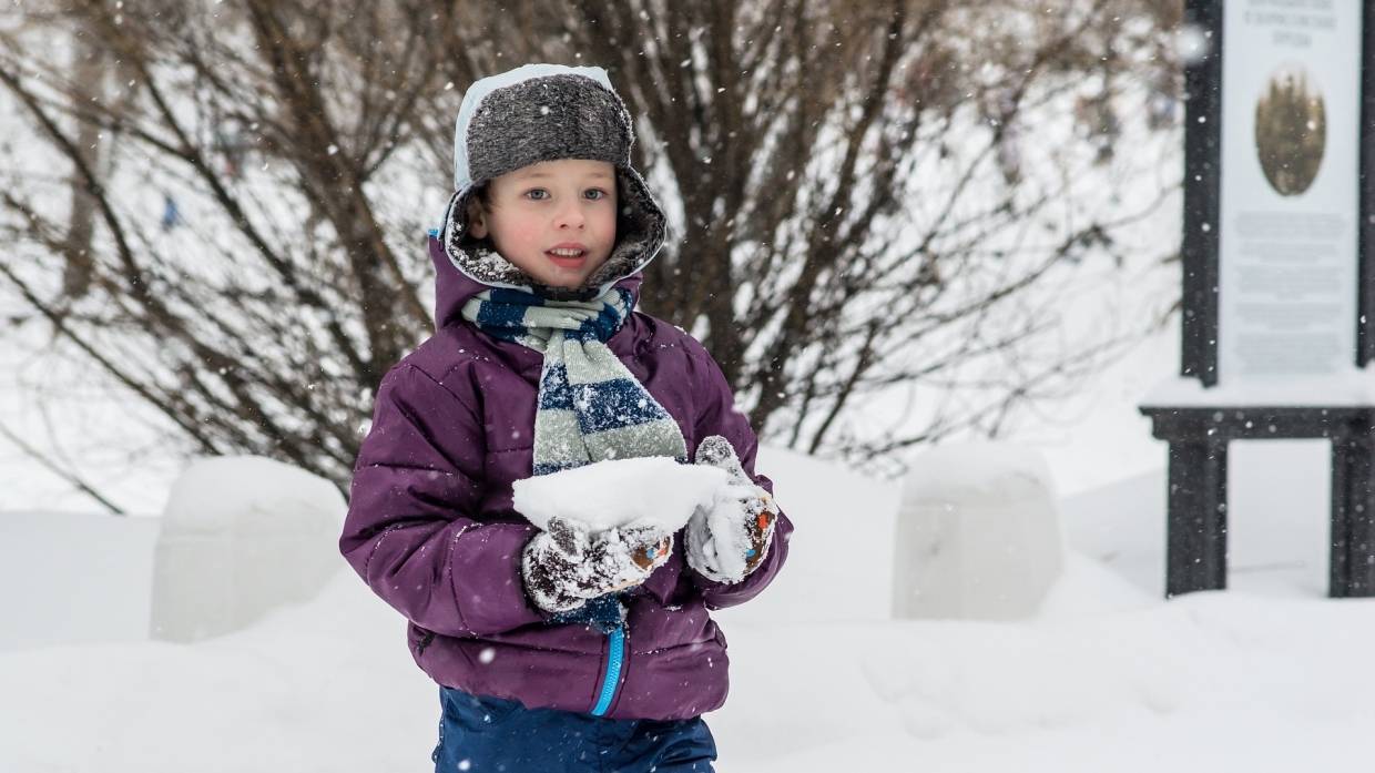 Педиатр напомнила, как правильно одевать ребенка на зимнюю прогулку