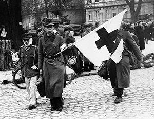 Красный Крест прогнулся под свастику